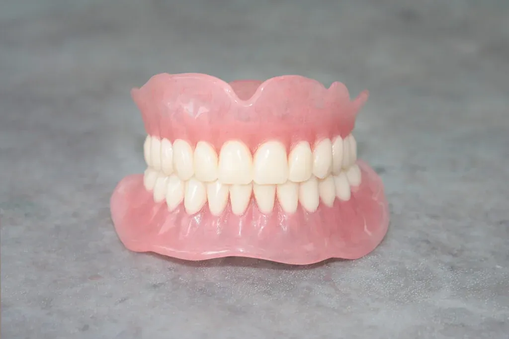 Removable-full-dentures-pictured-on-clean-table-1024x682.webp